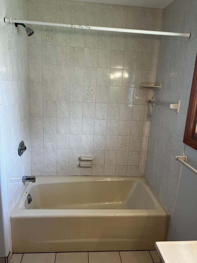 Building Photo - 3 BEDROOM, 2 BATH HOME WITH TILE THROUGHOUT & CLOSE TO THE TURNPIKE