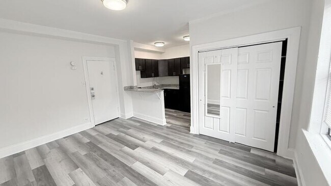 Building Photo - 0 bedroom in Chicago IL 60613