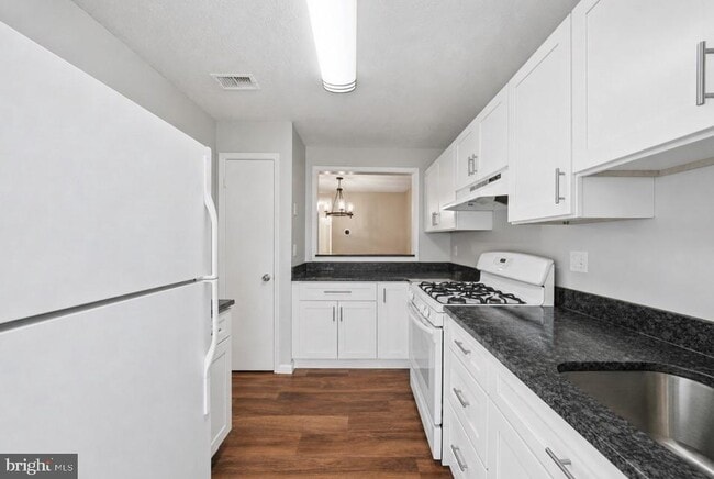 Building Photo - 10118 Oakton Terrace Rd