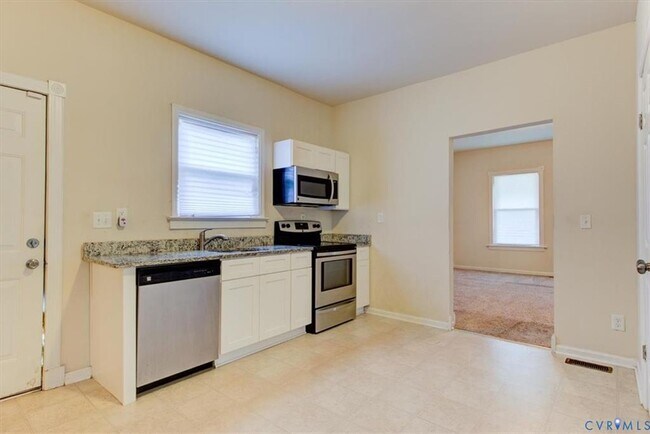 Building Photo - 5 N Oak Ave