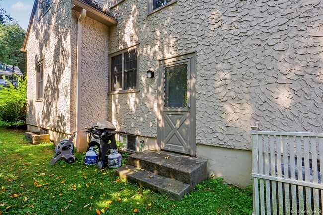 Building Photo - 82 Douglas Rd
