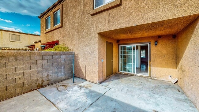 Building Photo - 2 BEDROOM 1 1/2 BATH TOWN HOME