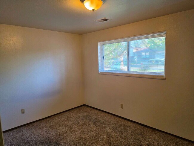 Building Photo - "Charming 3-Bed Retreat with Finished Basement & Cozy Fireplace in Aurora!"