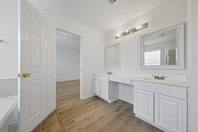 Building Photo - 14730 Fir Knoll Way