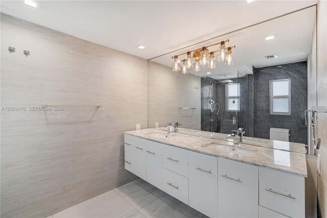 Building Photo - 550 W 49th St