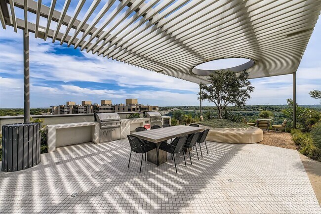 Building Photo - Gorgeous 30th Floor 2BD / 2BA Corner Sky R...