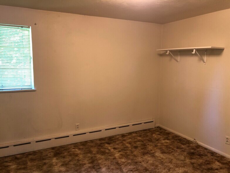 Building Photo - 1330 NE Hillside Dr