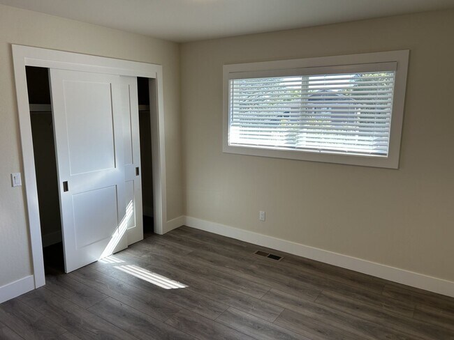 Building Photo - Beautifully Remodeled President’s Neighborhood Home