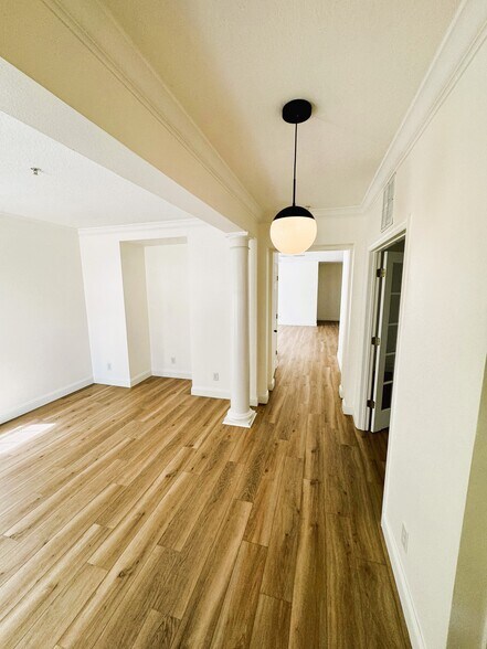 Foyer/Dining Room - 1542 Almond Avenue