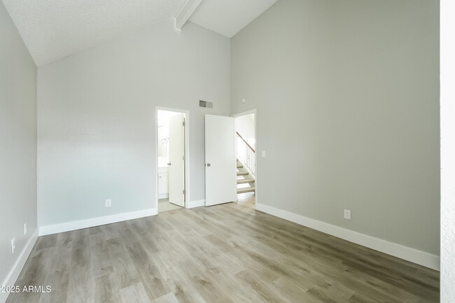 Building Photo - 2229 W Ross Ave