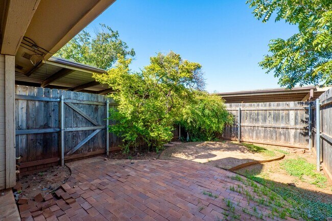 Building Photo - Fully Remodeled Townhome with Loft and Prime Location!