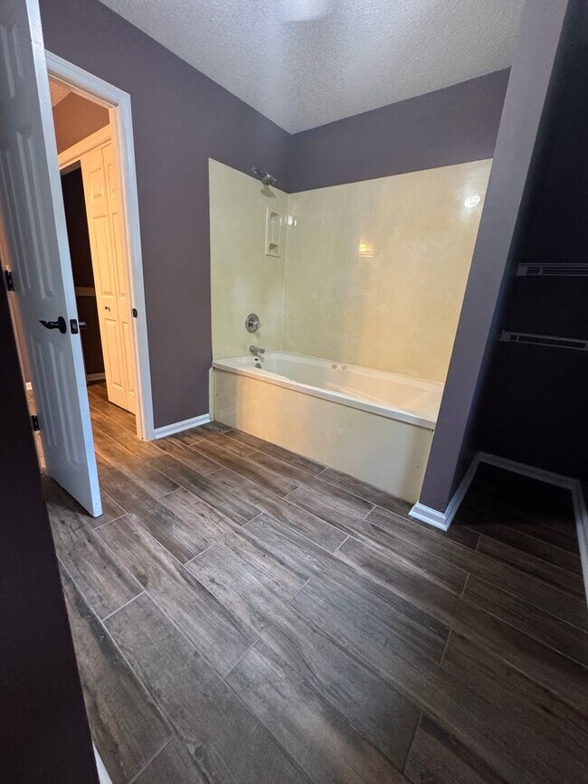 Building Photo - 2000/3 br/2.5 ba/bonus room/office 2,330 sqft