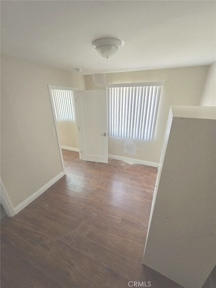 Building Photo - 628 W 59th Pl