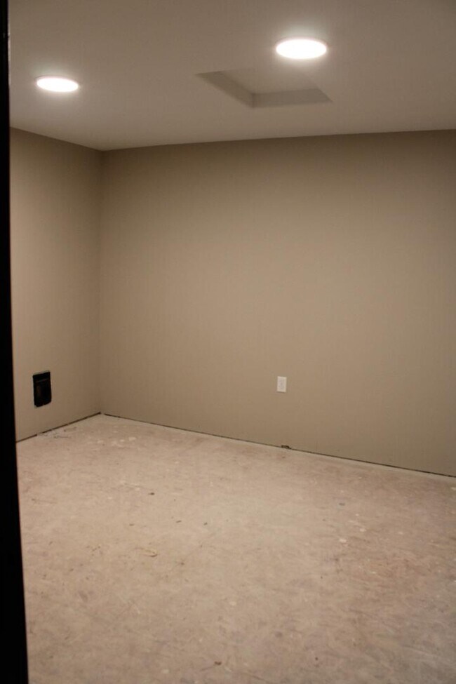 Building Photo - 61 W 465 N