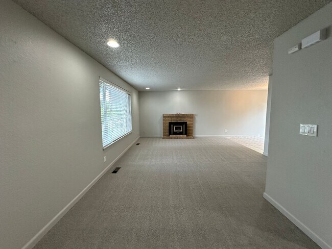 Building Photo - 336 Satus St