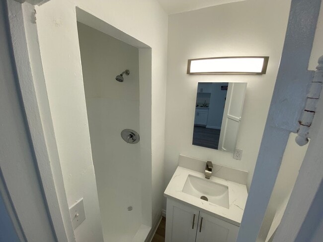 Interior Photo - 944 Tiverton Avenue