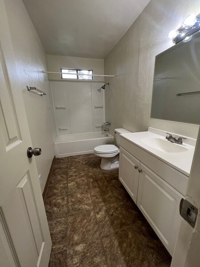 Building Photo - 2 BED 1 BATH - UPSTAIRS END UNIT & PET FRI...