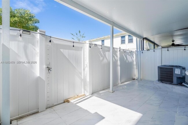 Building Photo - 1130 SW 6th Ct