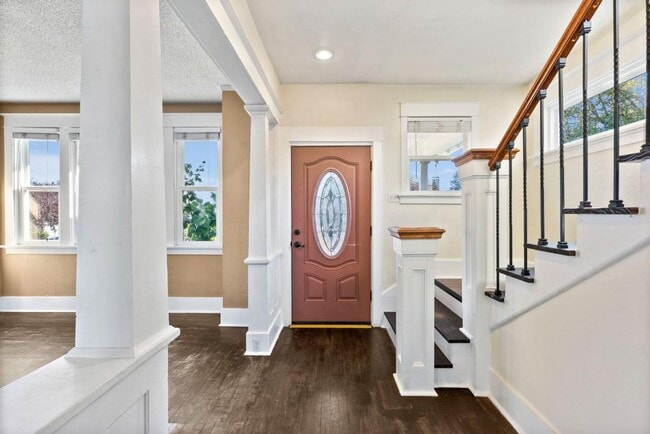 Building Photo - Spacious 3-Bed Tacoma Home w/ Office, A/C,...