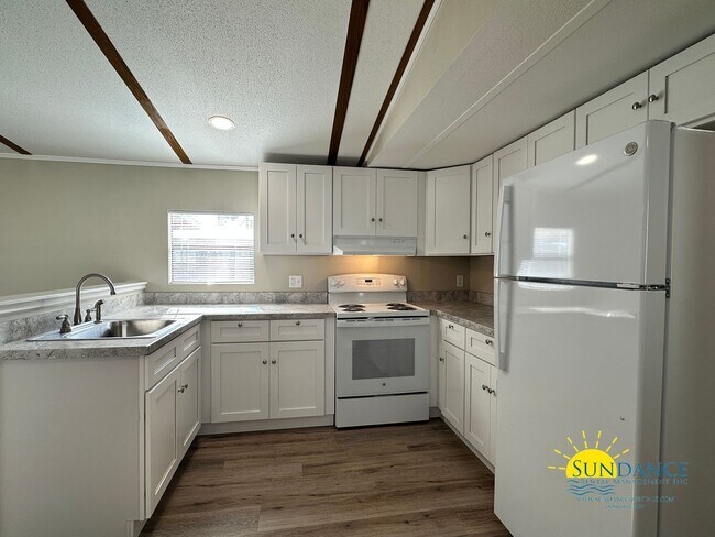 Building Photo - Centrally located 2 Bedroom Cottage in Fort Walton Beach!