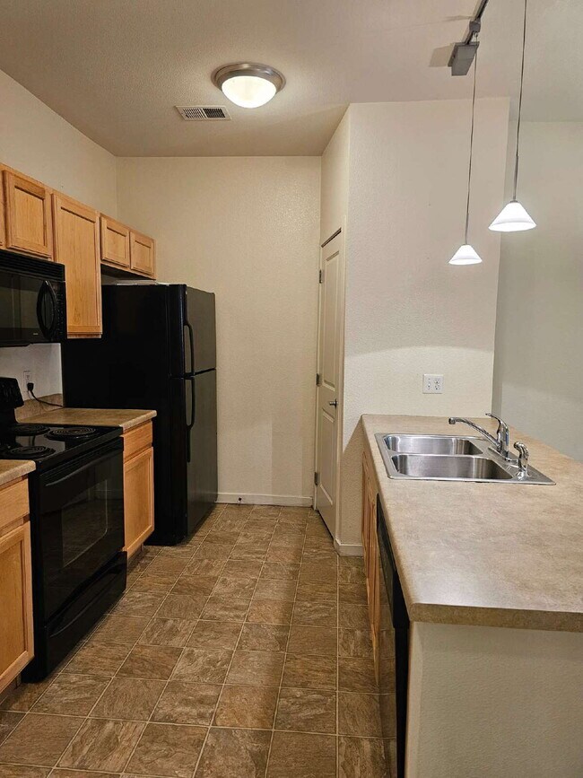 Building Photo - Convenient and Spacious 2BR/2BA in Park Hill of Denver