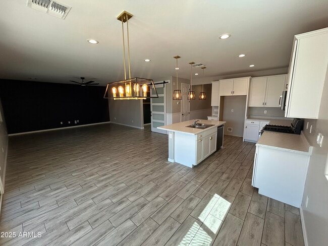 Building Photo - 25930 N Thornhill Dr