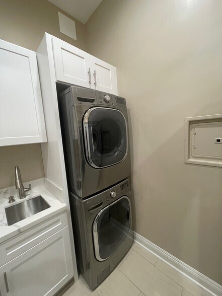 Building Photo - 7524 Fountain Ave