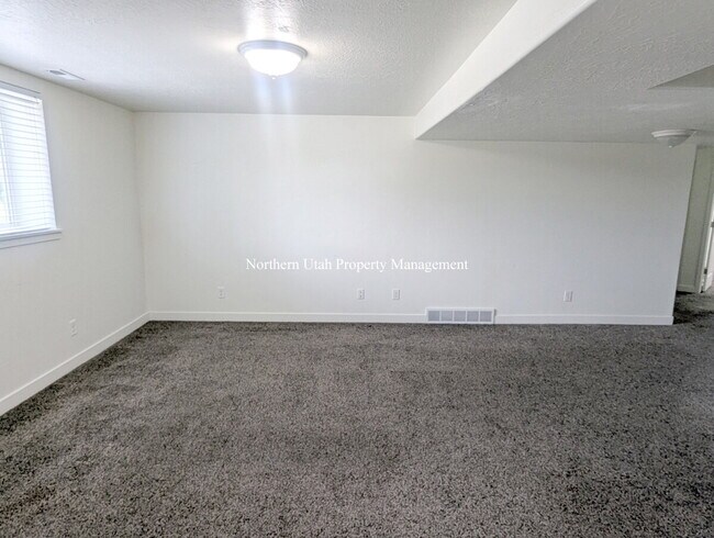 Building Photo - Spacious 3-Bed, 2-Bath Gem in Bountiful