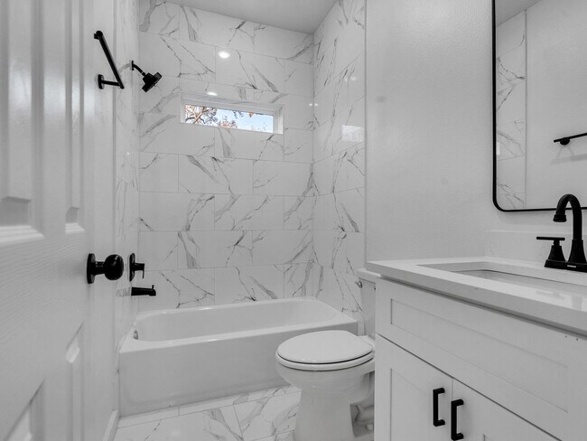 Building Photo - ? 3 Bed / 2.5 Bath Duplex – Spacious & Move-In Ready! ?