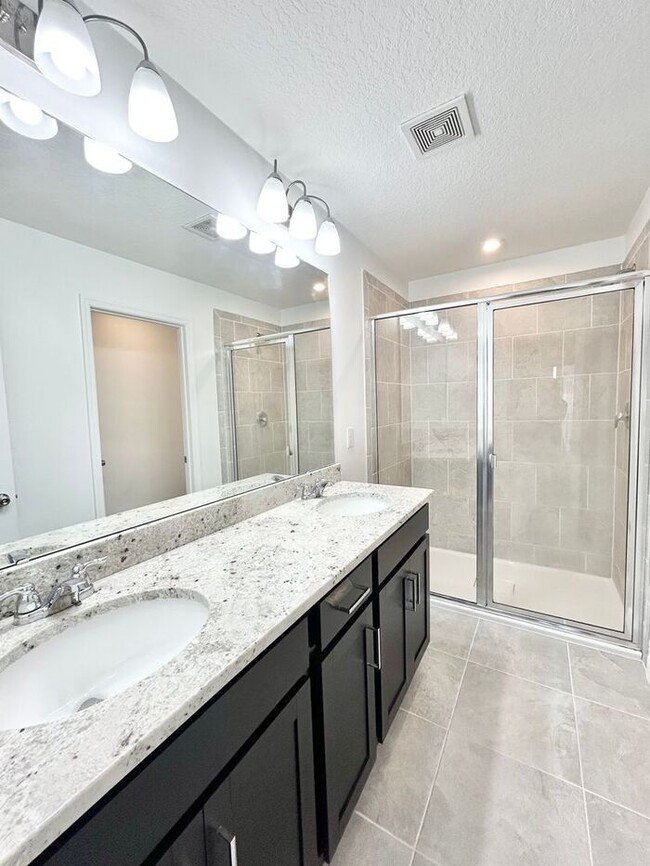 Building Photo - Luxurious 3/2.5 Modern Townhome with a Pri...