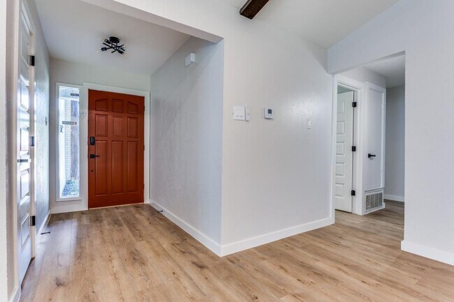 Building Photo - 4825 Cloverdale Ln