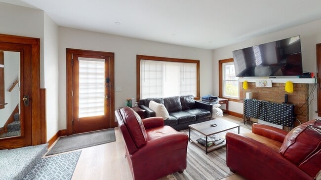 Building Photo - 806 Sylvan Ave