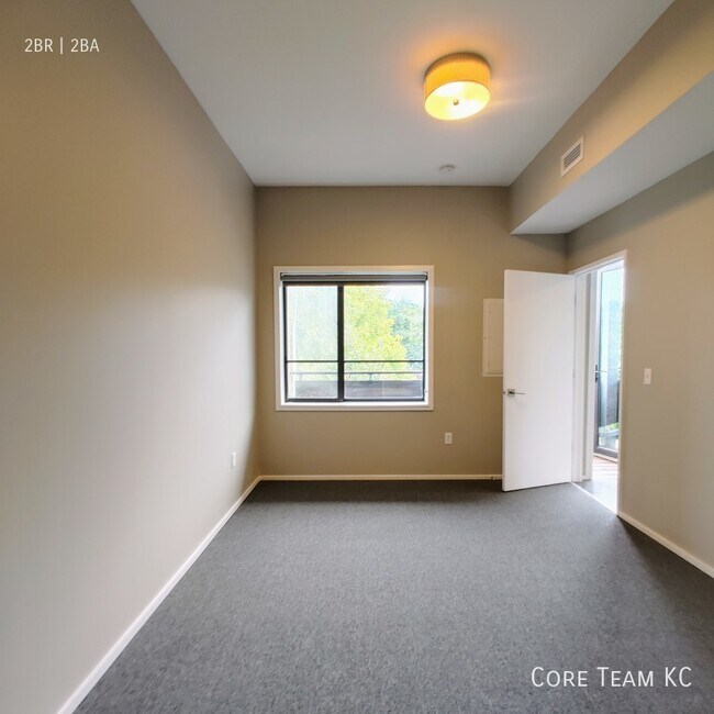 Building Photo - Corner two bedroom facing Gillham Park!