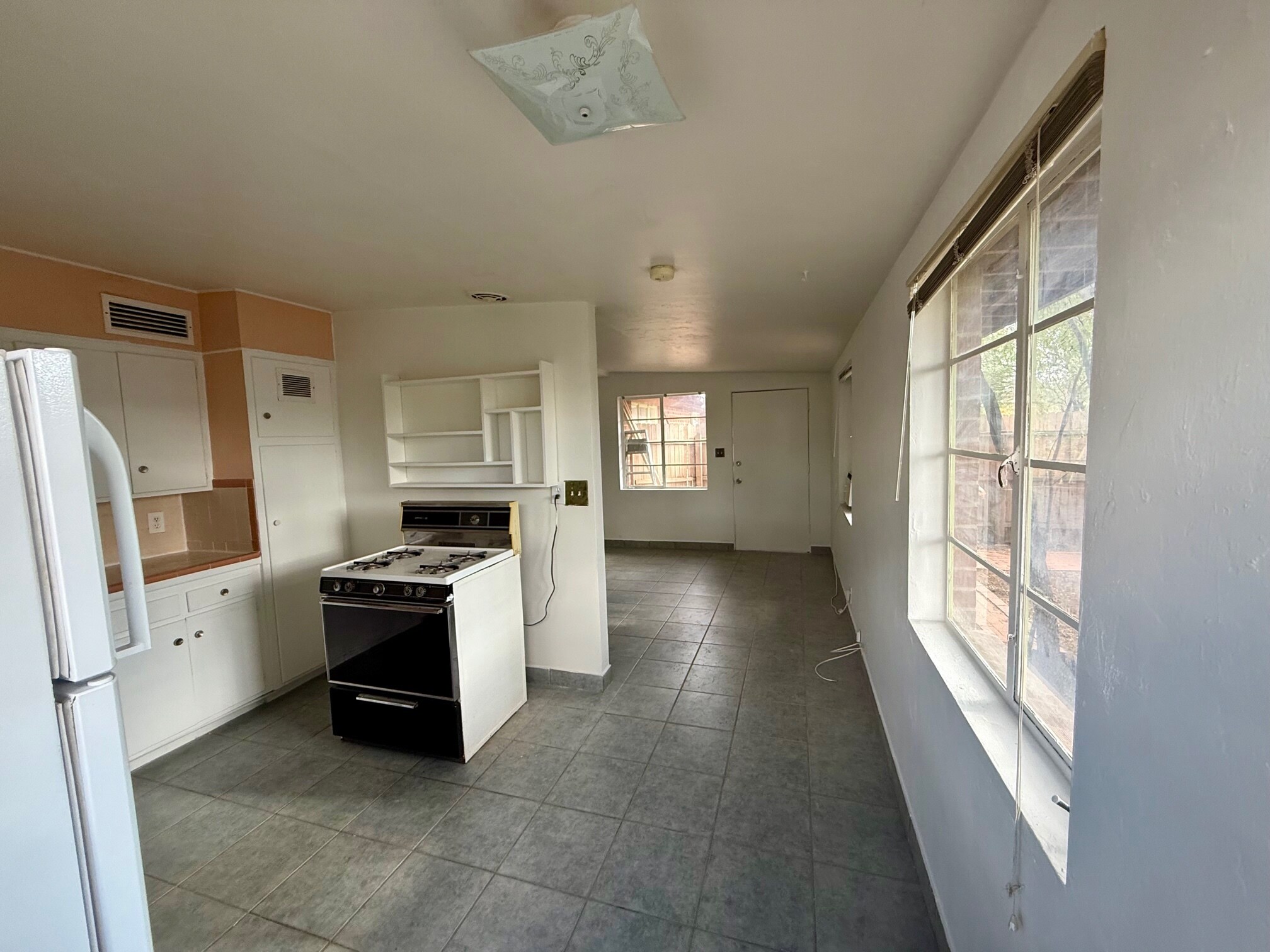 Building Photo - 1611 E Mitchell St