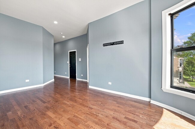Building Photo - 4834 S Prairie Ave