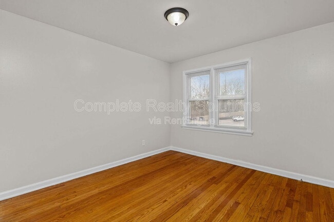 Building Photo - 375 Adrian Dr