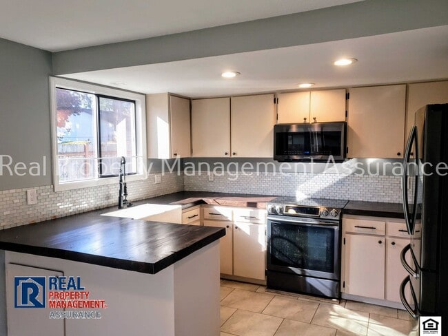 Building Photo - 1400 NE 14th Ave