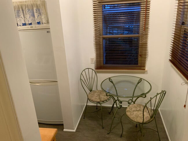 Breakfast nook - 10610 Wellworth Ave