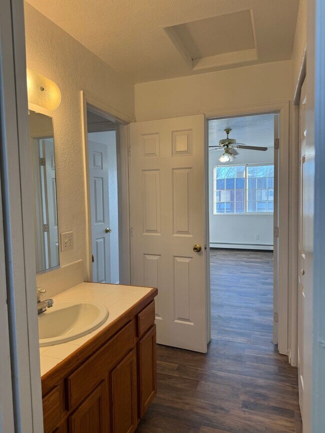 Building Photo - 481 1/2 Tracy Dr