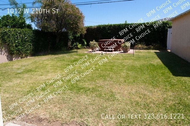 Building Photo - 1012 W 210th St