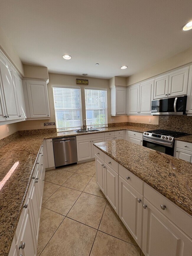 Building Photo - Spacious Townhome in Ventura!