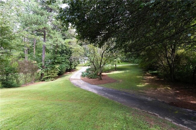 Building Photo - 1311 Roxboro Dr NE