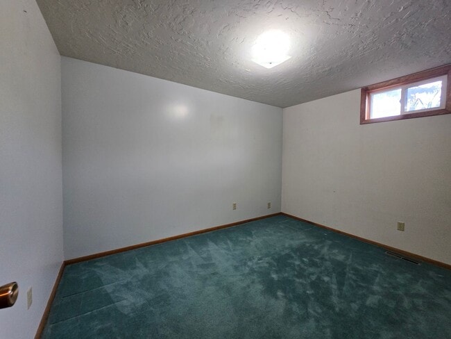Building Photo - Large 5 Bed, 3 Bath House
