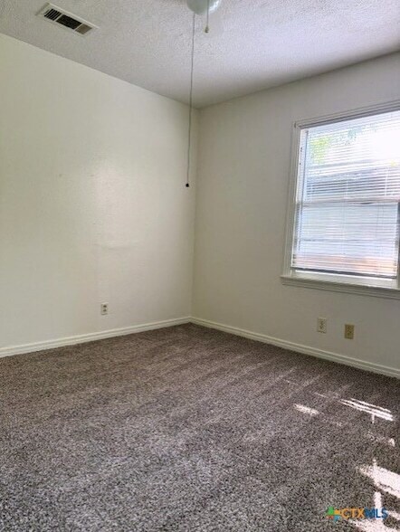 Building Photo - 1704 Smith Dr