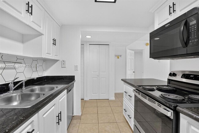 Building Photo - 220 Lakeview Dr