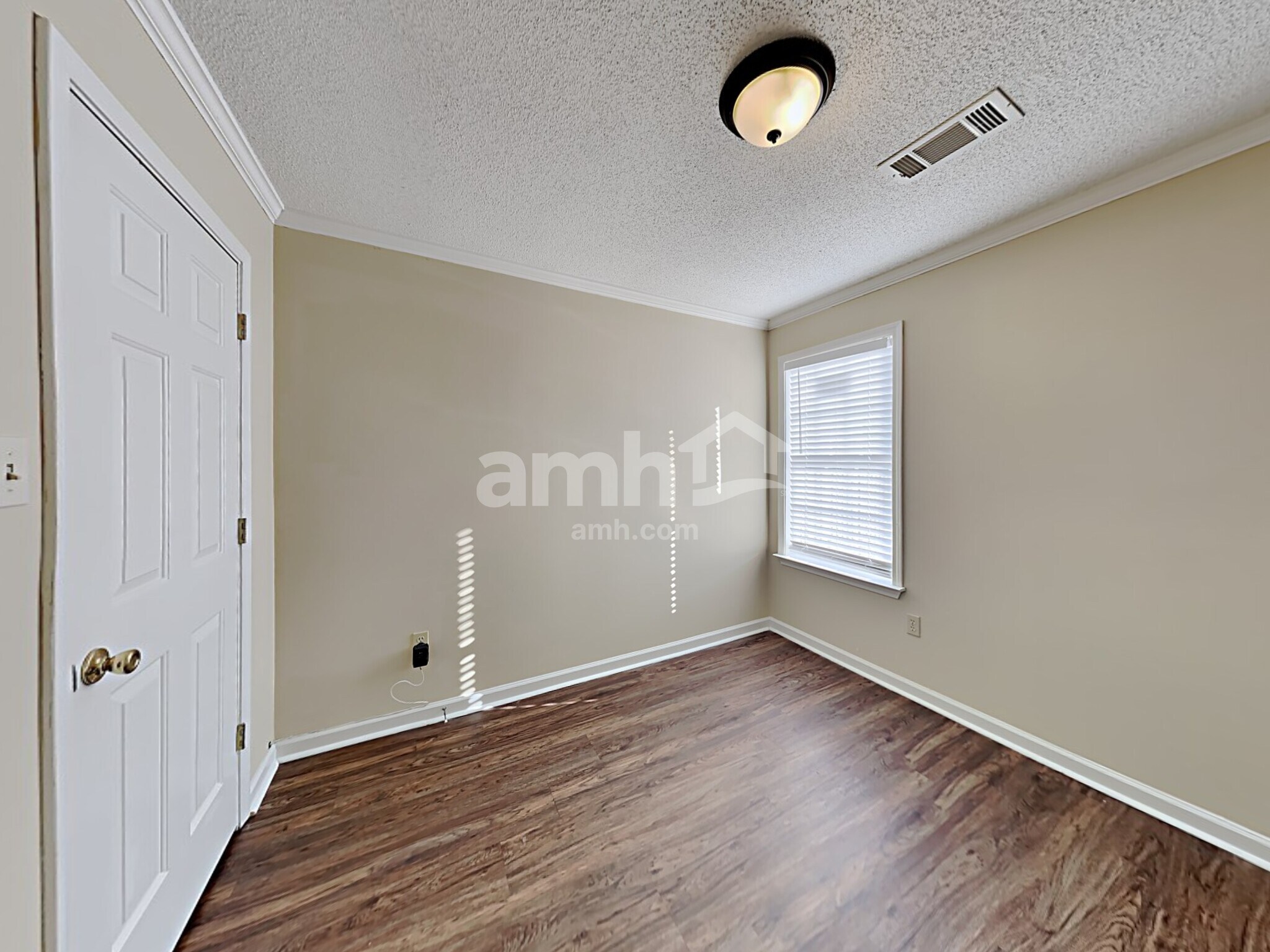 Building Photo - 10067 Woodland Grove Dr