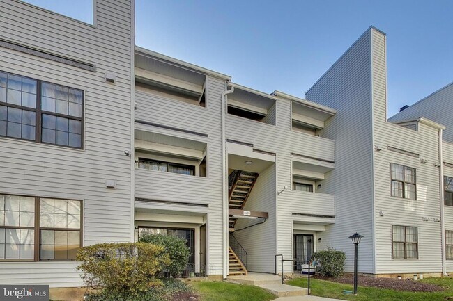 Building Photo - 1639 Carriage House Terrace