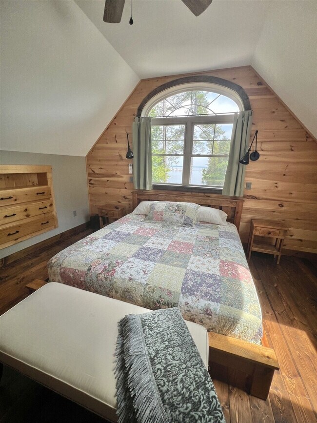 Building Photo - 322 NW River Rd