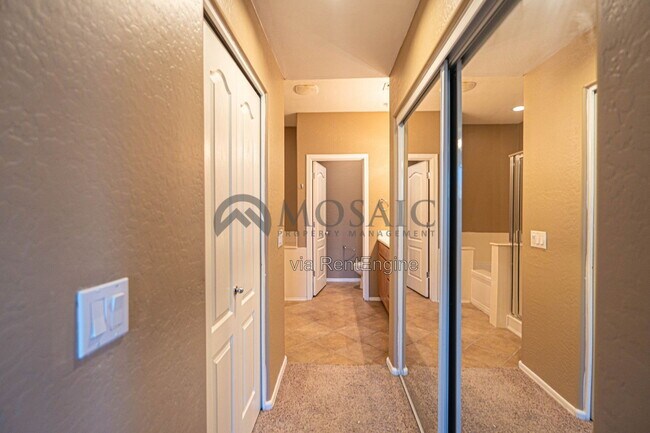 Building Photo - 705 W Queen Creek Rd