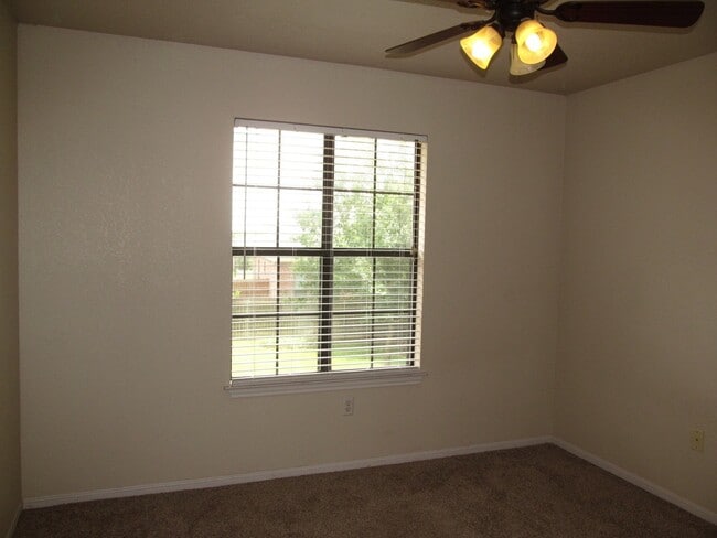Building Photo - LARGE 4 BEDROOM NEAR LAKE